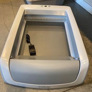 Pet safe automatic cat litter box-like new!!